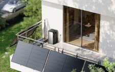 So einfach geht’s: Mit einem Balkonkraftwerk-Komplettset erzeugst du deinen eigenen Strom direkt auf dem Balkon – flexibel, platzsparend und perfekt abgestimmt auf deinen Bedarf.
Auf dem Bild ist ein Balkon mit installierten Solarmodulen (Balkonkraftwerk) zu sehen. Am Geländer sind mehrere Solarpaneele befestigt, die mit einer Powerstation verbunden sind.
