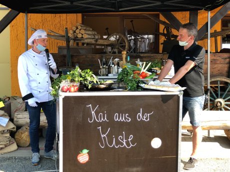 #VisitDresdenSoon_Das Dessert des Dresdner Ostermenüs bringt Andreas Wippler (links) persön.jpg