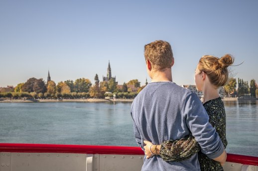 Konstanz-Bodensee-Schifffahrt-BSB-Ausflug-Liebespaar-Deck-Blick-auf-Muenster-08_Herbst_Copy.jpg