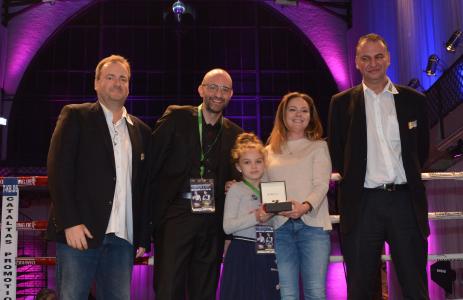 Übergabe Uhr“ von links nach rechts: Wolfgang Fahrer, Jerome Braun, Glücksfee: Sina, Gewinnerin: Sara Sauter und Christian Titze, Foto: Heiko Schmitt