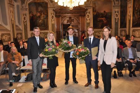 Preisverleihung im Lübecker Rathaus, von links: Max Schön, Prämienpreisträgerin Anna Treichel, Possehl-Ingenieur-Preisträger an Steffen Hellmann, Prämienpreisträger Niklas Menke und TH Präsidentin Dr. Muriel Helbig / Foto (TH Lübeck)