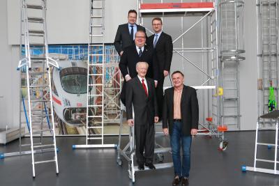 In der Produktschau der Firma Krause ist die ganze Bandbreite von Leitern und Gerüsten bis hin zu Spezialanfertigungen zu sehen – auf einer davon haben sich die Firmenchefs mit ihren Besuchern postiert (von oben nach unten): Geschäftsführer Stefan Krause, Wirtschaftsdezernent Dr. Jens Mischak, Bürgermeister Stephan Paule, Seniorchef Günther Krause und Thomas Schaumberg, Geschäftsführer der Vogelsberg Consult GmbH, Foto: Gaby Richter