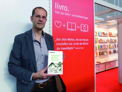 Verleger und Übersetzer Oliver Drewes mit der Holistika Herbstnovität "Iyashino Gendai Reiki Hō"
