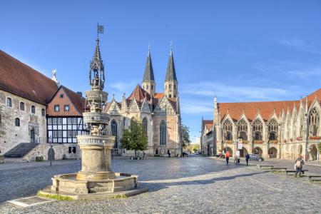 Den Altstadtmarkt säumen neben der St. Martini-Kirche weitere historische Gebäude wie das Gewandhaus und das Altstadtrathaus.
(Foto: Braunschweig Stadtmarketing GmbH/Christian Bierwagen)