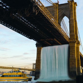 New York Water Taxi -  Waterfalls unter der Brooklyn Bridge.jpg