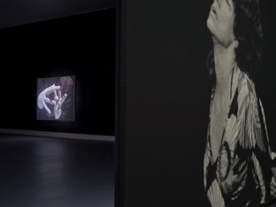 Joachim Koester: Variations of Incomplete Open Cubes, 2011, 16-mm-Film digital überspielt, schwarz-weiß, ohne Ton, 8:40 Min., Tarantism, 2007, 16-mm-Film digital überspielt, schwarz-weiß, ohne Ton, 6:09 Min., Courtesy the artist and Jan Mot, Brüssel / Foto: Norbert Miguletz