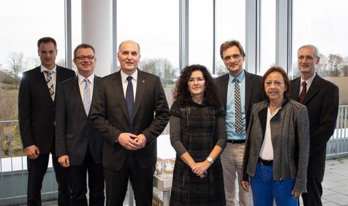 Die niedersächsische Wissenschaftsministerin, Dr. Gabriele Heinen-Kljajić (4.v.r.) mit dem Präsidium der Hochschule Osnabrück (Foto: Ralf Garten)