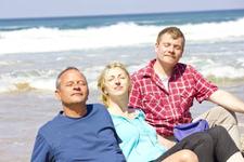 Relaxte Urlauber am Strand