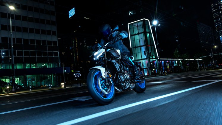 2025-Yamaha-MT07AS-EU-Ice_Storm-Action-005-03.jpg