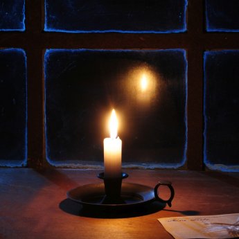Kerze am Fenster (Worldwide Candle Lighting).jpg