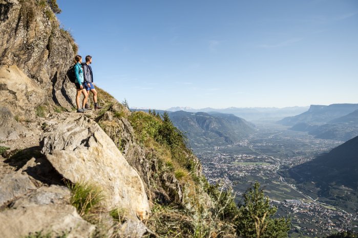 Pärchen genießt den atemberaubenden Blick ins Tal beim Wandern (c) Hannes Niederkofler (Tourismu.jpg