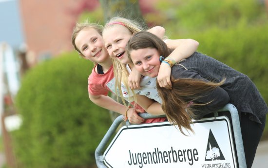 Jugendherberge-Klassenfahrt-Kids-mit-Schild.jpg