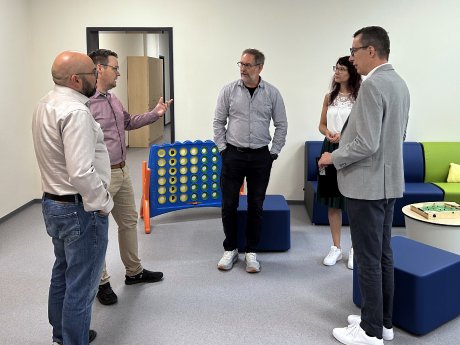 im Gespräch_Betreuungsgebäude Eichbergschule.jpg