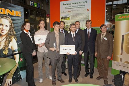 Klaus Dreyer, DLG-Präsident Carl-Albrecht Bartmer, Amazone-Geschäftsleitungsmitglied Dr. Rainer Resch, Amazone-Geschäftsführer Dr. Justus Dreyer, Amazone-Geschäftsführer Christian Dreyer sowie die Preisträger Lucas Busemeyer und Hannes Wittig und Amazone-Mitarbeiterin Andrea Trimpe