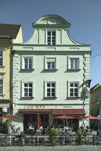 Der im 18. Jahrhundert aufgesetzte Renaissancegiebel prägt die Fassade an der Maximilianstraße.