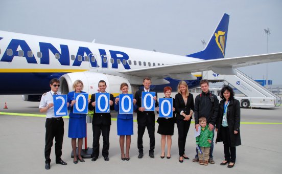 200.000 Passagier der Ryanair am Leipzig Halle Airport.jpg