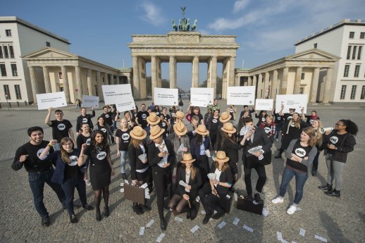 ONE Jugendbotschafter vor dem Brandenburger Tor fordern Transparenz ohne Tricks von Wolfgan.jpg
