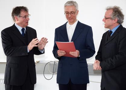 Master-Absolvent Andreas Rapp (mi) mit den betreuenden Professoren Prof. Dr. Heinz Schmidt-Walter (li) und Prof. Dr. Ralf Mayer (re) an der Hochschule Darmstadt. Foto: h_da