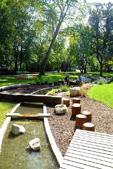 Kneipp-Wasser-Wohlfühlpfad im Dillinger Taxispark (c) Stadt Dillingen.jpg