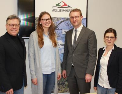 Anna Maria Wicker (Zweite von links) nutzt das Vogelsberg-Stipendien-Programm während ihres Medizin-Studiums. Sie möchte Landärztin im Vogelsberg werden. Darüber freuen sich (von links) Dr. Dr. Rüdiger Rau (Gesundheitsamt, Fachstelle Gesundheitliche Versorgung), Vizelandrat Dr. Jens Mischak und die Mitarbeiterin in der Fachstelle, Carina Diezemann (M. Sc. Public Health) (Foto: Erich Ruhl-Bady, Pressestelle Vogelsbergkreis)