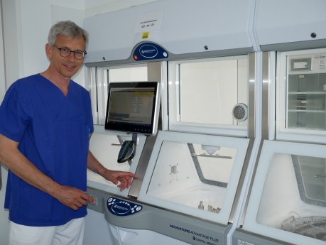 Dr. Meyer in der neuen Endoskopie-Aufbereitung.JPG