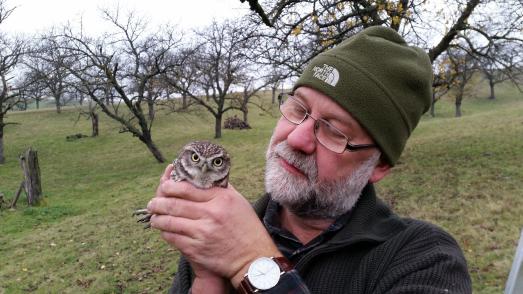 Eckhard Kartheuser mit einem Steinkauz (Copyright: AGESA e.V.)