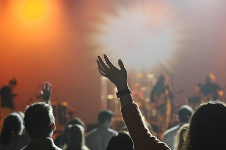 Die Broschüre trägt den Titel „Pfingstbewegung und Charismatisierung: Zugänge – Impulse – Perspektiven“ © Free-Photos auf Pixabay