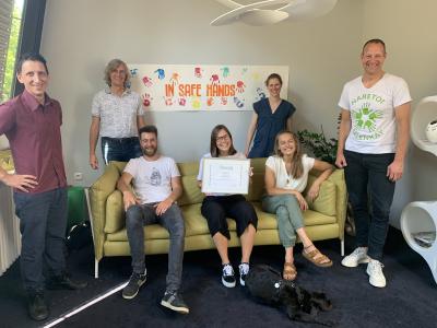 Das Team und der Beirat des Vereins In safe hands e. V. freuen sich mit Andreas Schöfbeck (zweiter von links, stehend) und Jonas Ermes (dritter von links, sitzend) über den UEFA Foundation for Children Award