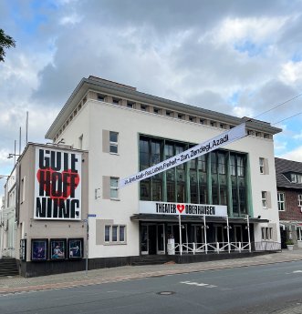 Theater Oberhausen - Fassade mit Strassenbanner - (c) Theater Oberhausen.jpg