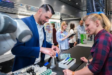 Die projektbegleitenden Wissenschaftler erläutern im Gespräch Hintergründe der Initiative und wissenswerte Details zur Ausstellung