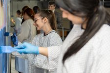 Die Schülerinnen und Schüler der Drais-Gemeinschaftsschule beim Bemalen der unterirdischen Tunnelwände im Klinikum Karlsruhe