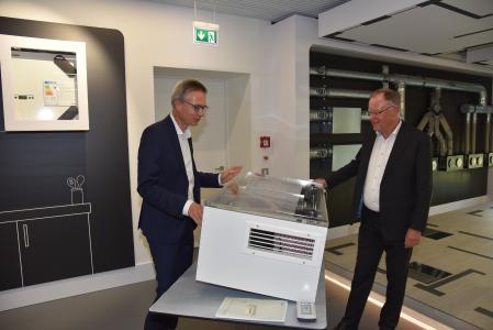 Ein Thema des Gesprächs zwischen Ministerpräsident Stephan Weil und STIEBEL ELTRON-Geschäftsführer Dr. Kai Schiefelbein war das Lüftungsgerät "Dezent", das mit relativ wenig Aufwand nachträglich in größeren Räumen wie Schulen oder Kindergärten installiert werden kann und dank der hohen Lüftungsleistung die Aerosolkonzentration im Raum und damit das Corona-Infektionsrisiko massiv verringert