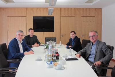 Frank Bothe (von rechts), ehemaliger Leiter der Telekom Technik Niederlassung Südwest, die für den Breitbandausbau im Vogelsbergkreis zuständig ist, stellte bei seinem Abschiedsbesuch seinen Nachfolger vor. Michael Löttner übernimmt sein Amt und machte sich Raphael Kupfermann, Geschäftsführer der BIGO, und Landrat Manfred Görig bekannt. (Foto: Vogelsbergkreis/Christian Lips)