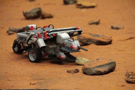 Der Mars-Rover "Beppi" bei der Arbeit / Fotograf / Quelle: TH Wildau / Bernd Schlütter