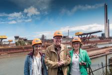 Ein Mitglied des Stammtisches und seine Familie bei einer thyssenkrupp-Werksbesichtigung. Bildnachweis: Rainer Kaysers, thyssenkrupp Steel