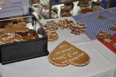 Lebkuchenzeit ist da: Weihnachtsmarkt mit Nikolaus und Puppenspiel