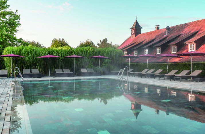 Wald&SchlosshotelFriedrichsruhe_Außenpool_Advertorial ©TMBW Black Forest Production GmbH.jpg