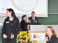 Prof. Dr. Desirée Ladwig (2.v.l.) mit FH-Präsident Prof. Dr. Stefan Bartels 