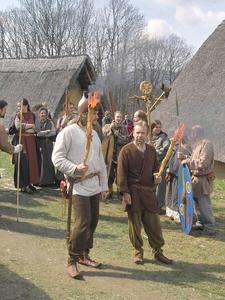 In dem nach archäologischen Vorbildern errichteten Keltendorf Gabreta nahe dem Ferienort Ringelai im Bayerischen Wald kann mit allen Sinnen nachempfunden werden, wie die Menschen der Eisenzeit vor mehr als 2000 Jahren lebten und arbeiteten. Foto: obx-news