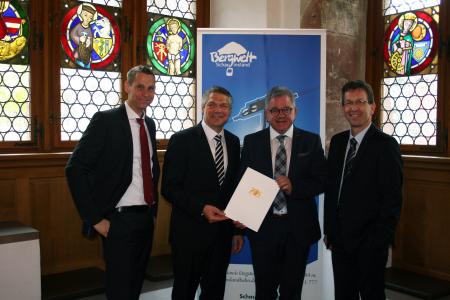 (v.l.) VAG Vorstand Oliver Benz, Freiburgs Finanzbürgermeister Stefan Breiter, Tourismusminister Guido Wolf und VAG Vorstand Stephan Bartosch bei der Übergabe des Förderbescheides