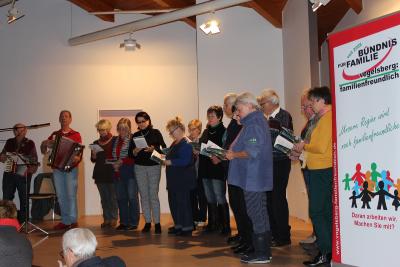 Mit Akkordeonbegleitung sorgt die Generationenhilfe „Bürger für Bürger“ für musikalische Unterhaltung / Foto: Sandra Obenhack