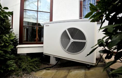 STIEBEL ELTRON-Trendmonitor: Nur 45 Prozent der Befragten wussten, dass Wärmepumpen mittlerweile in fast jedem Haus eingesetzt werden können – auch in Bestandsbauten älterer Baujahre