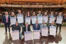 Insgesamt 508 neue Meisterinnen und Meister in 15 Berufen zählt der Jahrgang 2023. Die besten von ihnen erhielten bei der Meisterfeier am Samstag im Mannheimer Rosengarten den gerahmten Meisterbrief aus der Hand von Kammerpräsident Klaus Hofmann