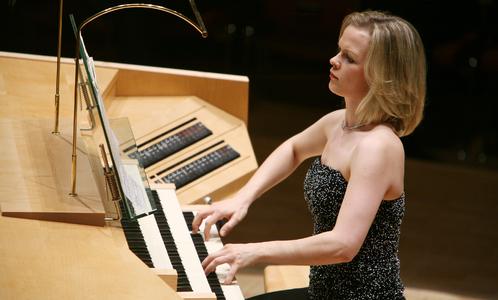 Iveta Apkalna an der Kuhn-Orgel der Philharmonie Essen (Foto: Sven Lorenz)