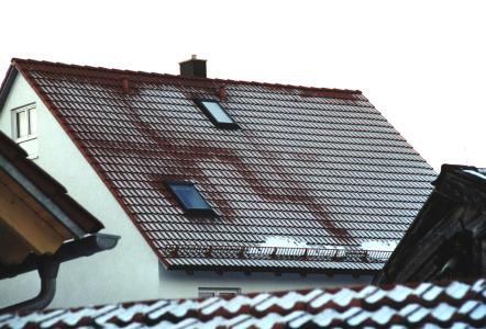 Wenn sich sogar der Grundriss der Dachwohnung abzeichnet, sollte die Dämmung vom Dachdecker unter die Lupe genommen werden.