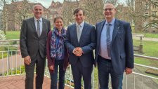 von links nach rechts: Markus Heming, Kaufmännischer Geschäftsführer am Klinikum Karlsruhe, Bettina Lisbach, Aufsichtsratsvorsitzende des Klinikums Karlsruhe und Bürgermeisterin der Stadt Karlsruhe, Professor Dr. Dr. Martin Holderried, neuer Medizinischer Geschäftsführer am Klinikum Karlsruhe, Professor Dr. Thomas Rüdiger, Ärztlicher Direktor am Klinikum Karlsruhe.