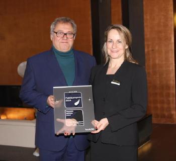 Roland Fricke, Geschäftsführer beauty24, mit Ines Kretzschmar, Veranstaltungsleiterin im Hotel Elbresidenz an der Therme Bad Schandau, bei der Übergabe des Wellness-Award 2019 | Foto: © beauty24