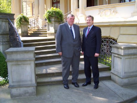 links DEHOGA-Präsident Kröger rechts Ministerpräsident Wulff.jpg