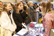 Die Mitmach-Aktionen auf dem Stand des Handwerks bei der Jobs for Future bieten nicht nur interessante Einblicke in verschiedene Handwerksberufe, sondern auch die Chance, Geldpreise für die Klassenkasse zu gewinnen.