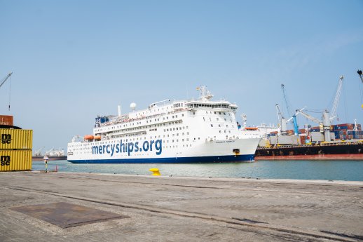 © Mercy Ships_Die Global Mercy bei ihrer Ankunft in Tema.jpg